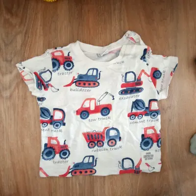 Topomini T-Shirt Gr. 74 cremeweiß mit Bauwagen-Muster