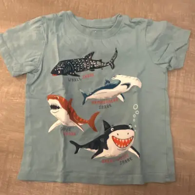 C&A T-Shirt Gr. 98 hellblau mit Haien