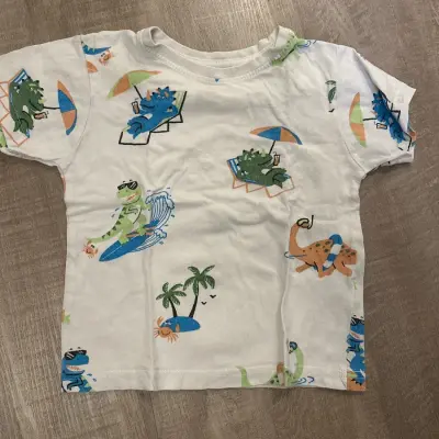 Primark T-Shirt Gr. 98 weiß mit bunten Dinos