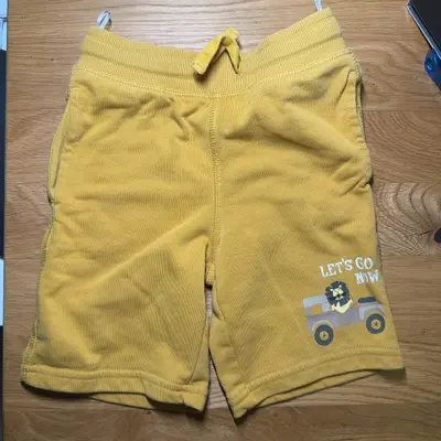 C&A Shorts Gr. 104 gelb mit Löwen-Print