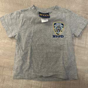 NYPD T-Shirt Gr. 92 Jahre grau mit Emblem