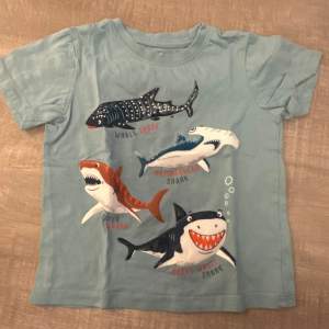 C&A T-Shirt Gr. 98 hellblau mit Haien