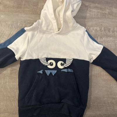 C&A Hoodie mit Monster-Applikation Gr. 110 blau-weiß