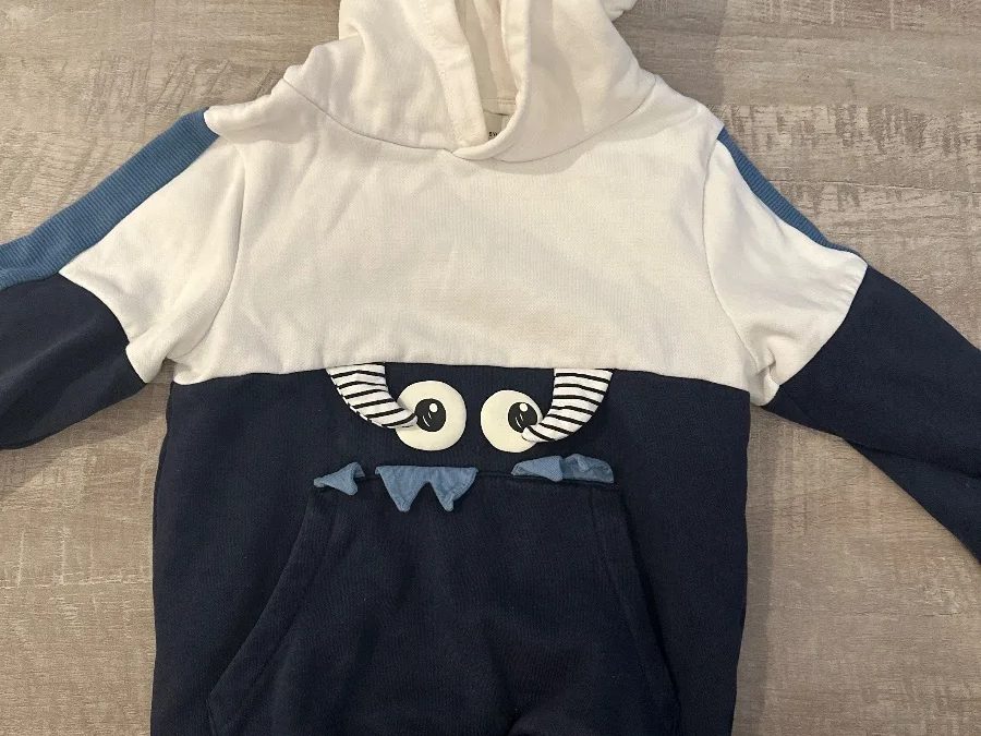 C&A Hoodie mit Monster-Applikation Gr. 110 blau-weiß – Foto 1