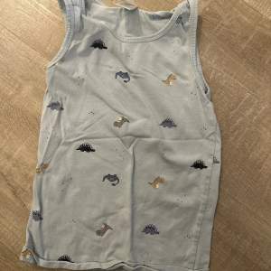 Topomini Unterhemd Gr. 98 hellblau mit Dinosauriern