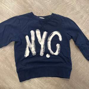 H&M Sweatshirt Gr. 98 NYC Aufdruck dunkelblau